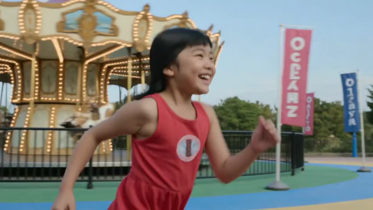遊園地で笑顔を見せる子ども